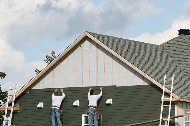 Professional Siding technician working in Hope Mills, NC